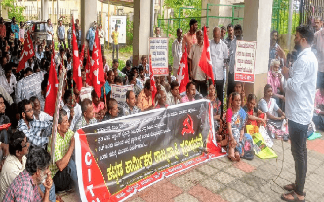 ವಿವಿಧ ಬೇಡಿಕೆಗಳ ಈಡೇರಿಕೆಗೆ ಒತ್ತಾಯಿಸಿ ಕಟ್ಟಡ ಕಾರ್ಮಿಕರಿಂದ ಪ್ರತಿಭಟನಾ ಪ್ರದರ್ಶನ - News Karnataka