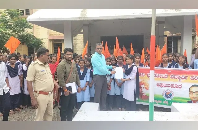 ವಿದ್ಯಾರ್ಥಿಗಳ ಅನಾನುಕೂಲಕ್ಕೆ ಸರಕಾರವೇ ಕಾರಣ :ಶೈಕ್ಷಣಿಕ ವೇಳಾಪಟ್ಟಿಗನುಗುಣವಾಗಿ ಬಸ್ ಪಾಸ್ ವಿತರಿಸಿ - News Karnataka