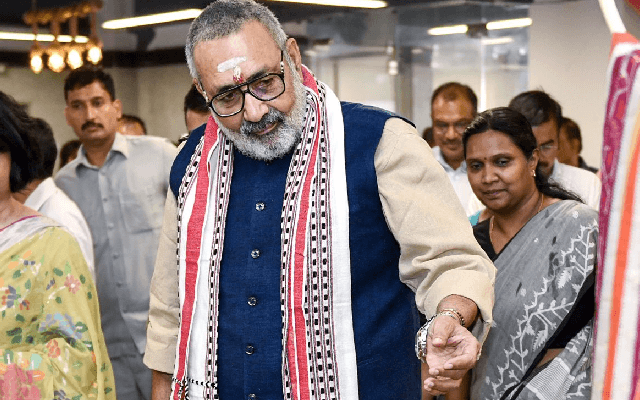 ಮೌಲ್ವಿಯಂತೆ ವೇಷ ಧರಿಸಿ ಬಂದ ವ್ಯಕ್ತಿಯಿಂದ ಕೇಂದ್ರ ಸಚಿವರ ಮೇಲೆ ಹಲ್ಲೆಗೆ ಯತ್ನ - News Karnataka