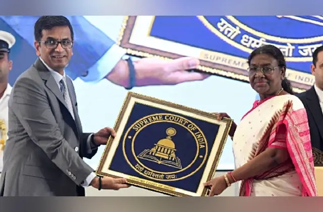 ಸುಪ್ರೀಂ ಕೋರ್ಟ್‌ನ ಹೊಸ ಧ್ವಜ ಮತ್ತು ಲಾಂಛನವನ್ನು ಅನಾವರಣಗೊಳಿಸಿದ ದ್ರೌಪದಿ ಮುರ್ಮು - News Karnataka