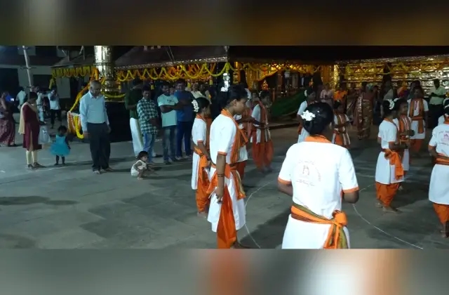 ರಾಜರಾಜೇಶ್ವರಿ ದೇವಸ್ಥಾನದಲ್ಲಿ ಪೊಳಲಿ ಟೈಗರ್ಸ್ ತಂಡದಿಂದ 3 ದಿನಗಳ ದೀಪೋತ್ಸವ ಮತ್ತು ಕುಣಿತ ಭಜನೆ - News Karnataka
