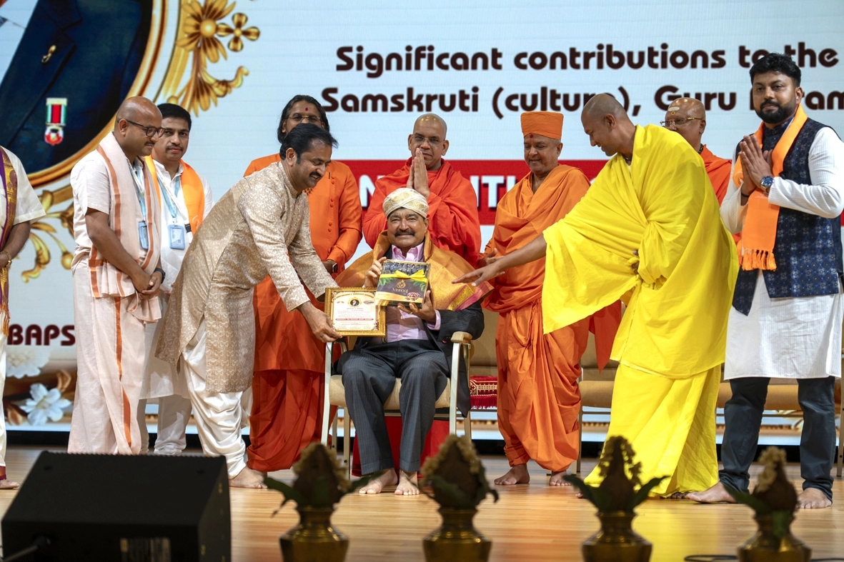ಅಬುಧಾಬಿ ಬಿ.ಎ.ಪಿ.ಎಸ್. ಹಿಂದೂ ಮಂದಿರದಲ್ಲಿ ಡಾ. ಬಿ. ಆರ್. ಶೆಟ್ಟಿಯವರಿಗೆ " ಸಂಸ್ಕೃತಿ ಗೋಲ್ಡನ್ ಹಾರ್ಟ್ ಅವಾರ್ಡ್" ಪ್ರದಾನ - News Karnataka