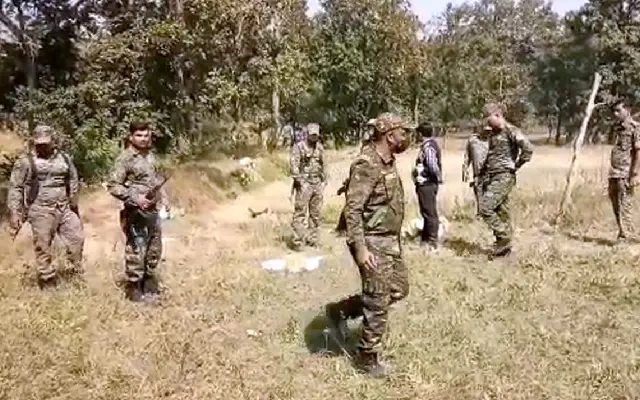 ಭದ್ರತಾ ಸಿಬ್ಬಂದಿಗಳ ಭರ್ಜರಿ ಕಾರ್ಯಚರಣೆ : ಐವರು ನಕ್ಸಲರ ಎನ್‌ಕೌಂಟರ್‌ - News Karnataka