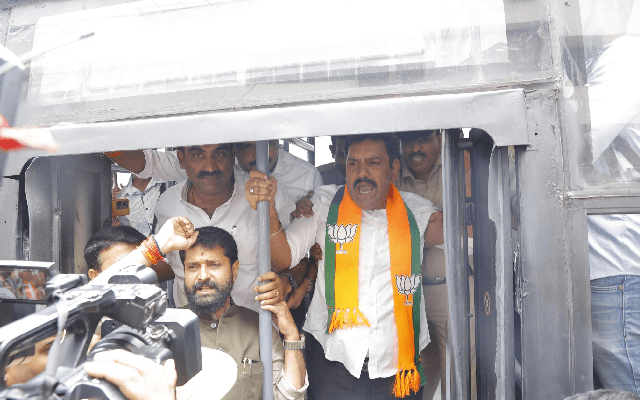 ʻಸಿಎಂʼ ನಿವಾಸಕ್ಕೆ ಮುತ್ತಿಗೆಗೆ ಯತ್ನ: ಬಿ.ವೈ. ವಿಜಯೇಂದ್ರ ಸೇರಿ ಬಿಜೆಪಿ ನಾಯಕರು ಖಾಕಿ ವಶಕ್ಕೆ - News Karnataka