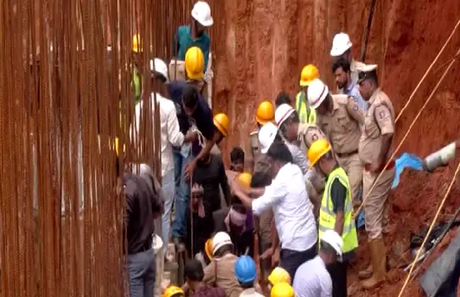 ಮಣ್ಣು ಕುಸಿತ ಪ್ರಕರಣ: ಮಣ್ಣಿನಡಿ ಸಿಲುಕಿದ ಕಾರ್ಮಿಕ ಮೃತ್ಯು - News Karnataka