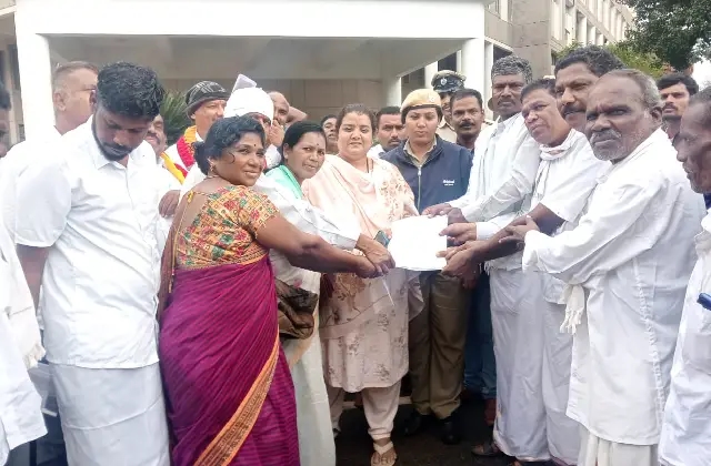 ಅರಣ್ಯ ಆದಿವಾಸಿಗಳಿಗೆ ಒಳ ಮೀಸಲಾತಿ ನೀಡುವಂತೆ ಒತ್ತಾಯಿಸಿ ಪ್ರತಿಭಟನೆ - News Karnataka