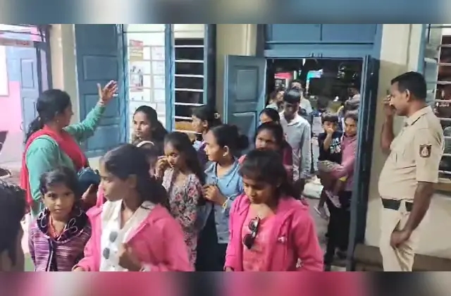ಮೈಸೂರು: ವಿದ್ಯಾರ್ಥಿಗಳನ್ನು ಠಾಣೆಗೆ ಕರೆ ತಂದ ಶಿಕ್ಷಕಿ - News Karnataka