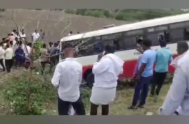 ಸ್ಟೇರಿಂಗ್ ಕಟ್: ಜಮೀನಿಗೆ ನುಗ್ಗಿದ ಕೆಎಸ್​ಆರ್​ಟಿಸಿ ಬಸ್ - News Karnataka
