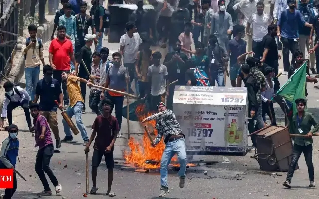 ಬಾಂಗ್ಲಾದೇಶದಲ್ಲಿ ಭುಗಿಲೆದ್ದ ಹಿಂಸಾಚಾರಗಕ್ಕೆ 72 ಸಾವು :  ಪ್ರಧಾನಿ ರಾಜೀನಾಮೆಗೆ ಆಗ್ರಹ - News Karnataka