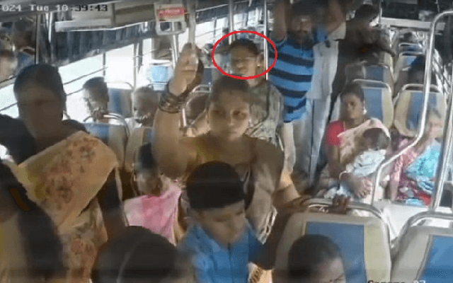 ಚಲಿಸುತ್ತಿದ್ದ ಬಸ್​ನಿಂದ ಕೆಳಗೆ ಬಿದ್ದ ಮಹಿಳೆ; ಭಯಾನಕ ವಿಡಿಯೋ ವೈರಲ್ - News Karnataka