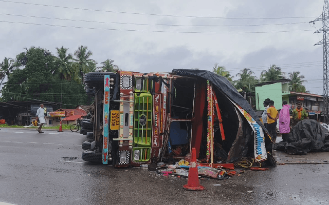 ಕುಂದಾಪುರ: ಸಕ್ಕರೆ ತುಂಬಿದ ಲಾರಿ ಪಲ್ಟಿ, ಅಪಾಯದಿಂದ ಪಾರಾದ ಚಾಲಕ - News Karnataka