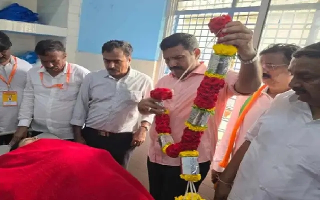 ಮುಡಾ ಹಗರಣ: ಪಾದಯಾತ್ರೆ ವೇಳೆ ಬಿಜೆಪಿ ಕಾರ್ಯಕರ್ತೆ ಸಾವು, ಓರ್ವ ನಾಯಕ ಅಸ್ವಸ್ಥ - News Karnataka
