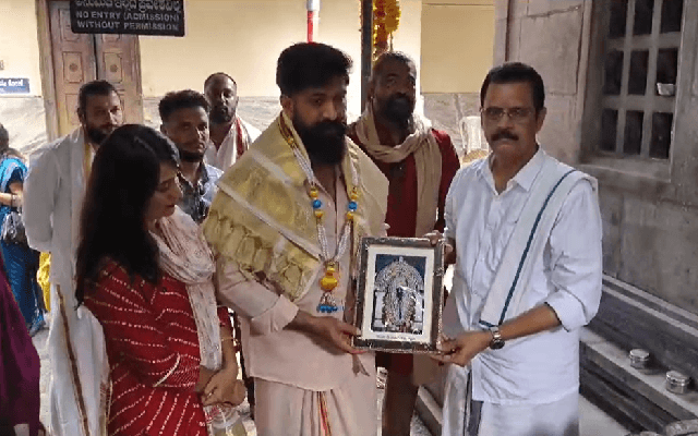 ಪಂಚೆ ಉಟ್ಟು ಧರ್ಮಸ್ಥಳದಲ್ಲಿ ಕಾಣಿಸಿಕೊಂಡ ರಾಕಿಂಗ್‌ ಸ್ಟಾರ್ ಯಶ್ - News Karnataka