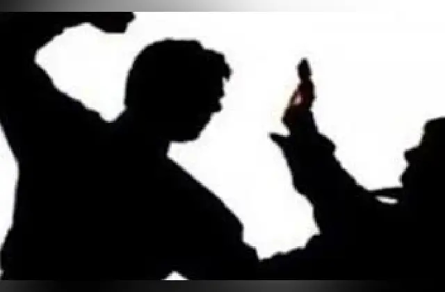 ಕೌಟುಂಬಿಕ ಕಲಹ : ಪತ್ನಿಗೆ ಹಲ್ಲೆ ನಡೆಸಿ, ಪತಿ ಆತ್ಮಹತ್ಯೆ! - News Karnataka