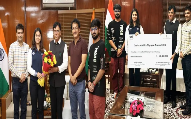 ಸ್ಟಾರ್ ಶೂಟರ್ ಮನು ಭಾಕರ್‌ಗೆ ಕ್ರೀಡಾ ಇಲಾಖೆಯಿಂದ ಸನ್ಮಾನ : 30 ಲಕ್ಷ ನಗದು - News Karnataka