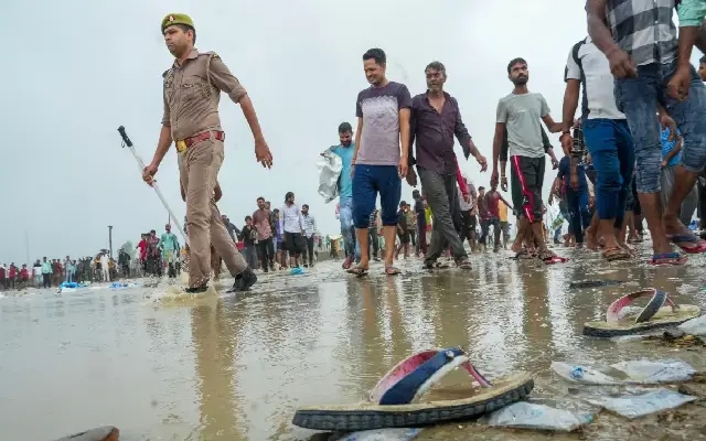 ಹಾಥರಸ್ ಕಾಲ್ತುಳಿತ ಪ್ರಕರಣ : ಎಸ್‌ಡಿಎಂ, ತಹಸೀಲ್ದಾರ್ ಸೇರಿ ಅಧಿಕಾರಿಗಳ ಅಮಾನತು - News Karnataka
