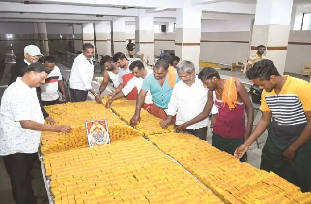 ಚಾಮುಂಡೇಶ್ವರಿ ಭಕ್ತರಿಗೆ 25 ಸಾವಿರ ಮೈಸೂರು ಪಾಕ್ ಸಿದ್ಧ - News Karnataka