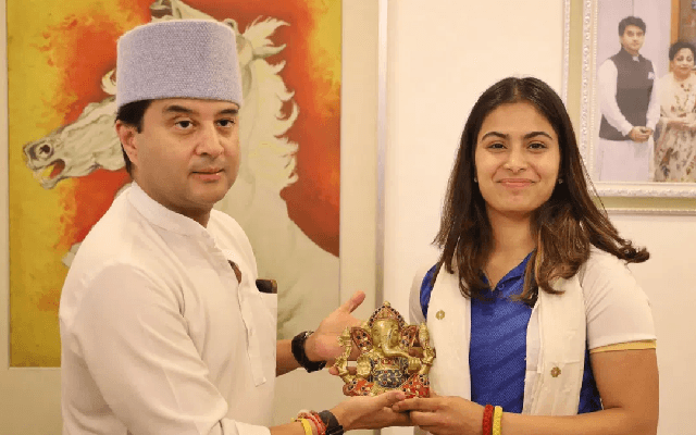ಕೇಂದ್ರ ಸಚಿವ ಜ್ಯೋತಿರಾದಿತ್ಯ ಸಿಂಧಿಯಾ ಅವರಿಂದ ವಿಶೇಷ ಉಡುಗೊರೆ ಸ್ವೀಕರಿಸಿದ ಮನು ಭಾಕರ್​ - News Karnataka