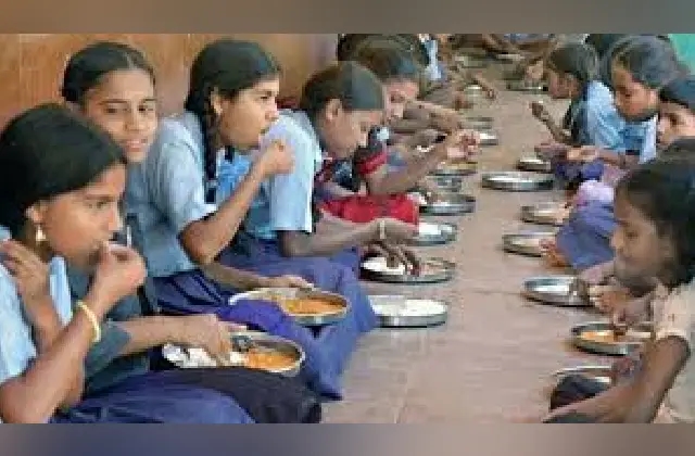 ಶಾಲಾ ಊಟದಲ್ಲಿ ಸತ್ತ ಹಲ್ಲಿ ಪತ್ತೆ: ಹಲವು ವಿದ್ಯಾರ್ಥಿಗಳು ಆಸ್ಪತ್ರೆಗೆ ದಾಖಲು! - News Karnataka
