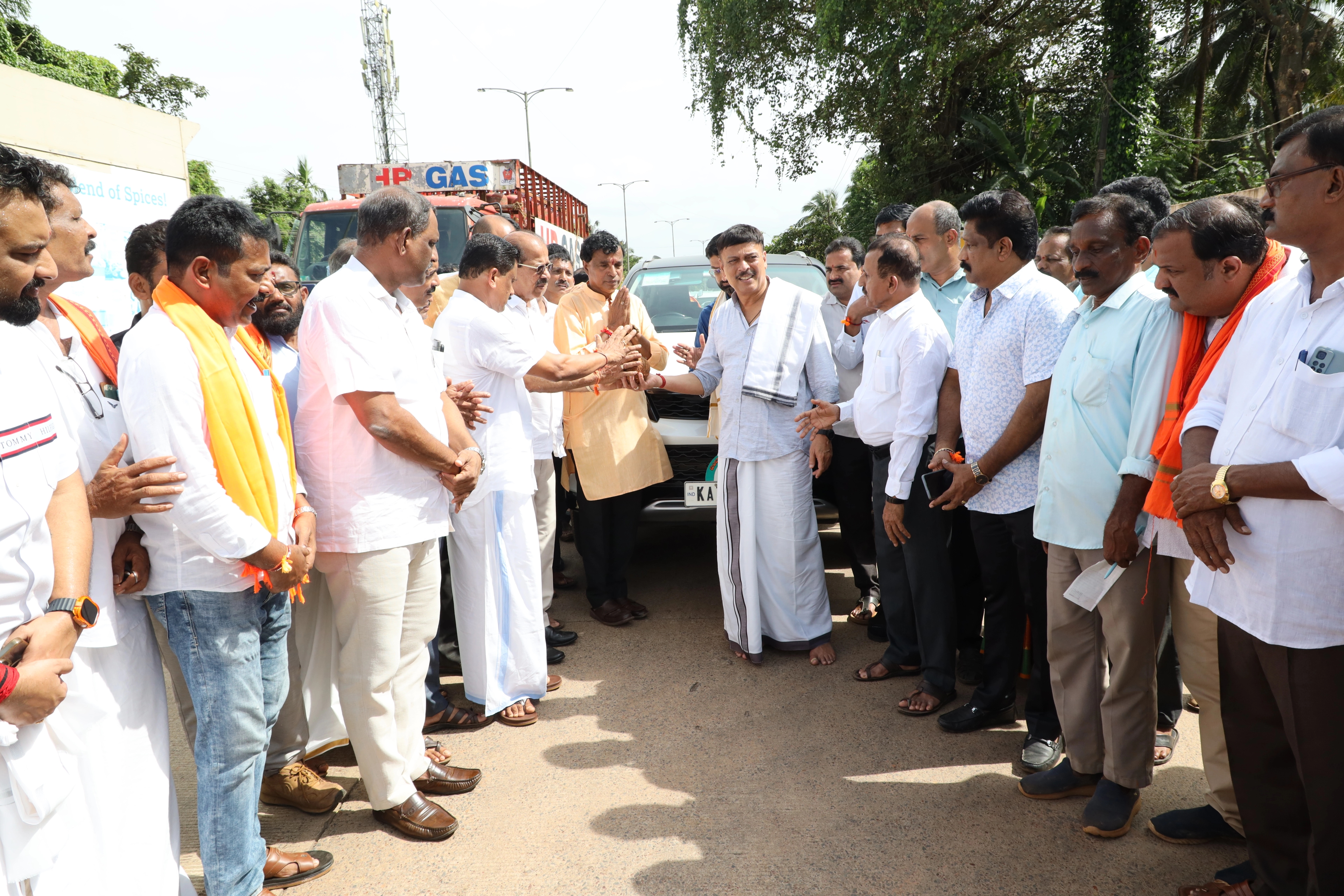 ಧರ್ಮಸ್ಥಳದ ಮೇಲಿನ ಅಪಪ್ರಚಾರದ ವಿರುದ್ದ ಧರ್ಮ ಜಾಗೃತಿ ಯಾತ್ರೆ; ಶಾಸಕ ರಾಜೇಶ್‌ ನಾಯ್ಕ್ ಉಳಿಪ್ಪಾಡಿಗುತ್ತು ಚಾಲನೆ - News Karnataka
