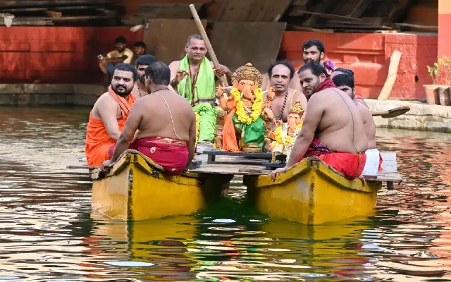 ಕೃಷ್ಣಮಠದ ಗಣಪತಿಯ ವಿಸರ್ಜನೆ ಮೆರವಣಿಗೆ : ತಾಸೆ ಸದ್ದಿಗೆ ಕುಣಿದು ಕುಪ್ಪಳಿಸಿ ಭಕ್ತರು - News Karnataka