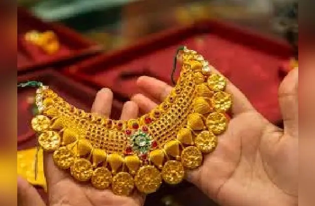 ಮಹಿಳೆಯರು ಆಭರಣ ಧರಿಸುವ ಮುನ್ನ ಎಚ್ಚರಿಕೆ ವಹಿಸಿ! - News Karnataka