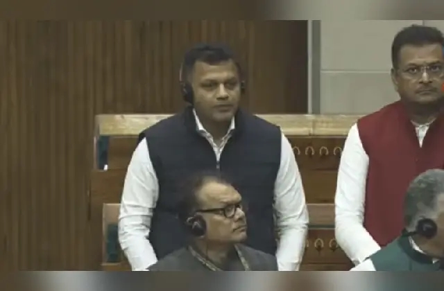 ರೈಲ್ವೆ ಲೈನ್‌ಗಳನ್ನು ದಕ್ಷಿಣ ರೈಲ್ವೆಯ ಬದಲಿಗೆ ನೈರುತ್ಯ ರೈಲ್ವೆಯ ಅಡಿಯಲ್ಲಿ ಕಾರ್ಯನಿರ್ವಹಿಸಲು ಸದನದಲ್ಲಿ ಕ್ಯಾ. ಚೌಟ ಪ್ರಸ್ತಾಪ - News Karnataka