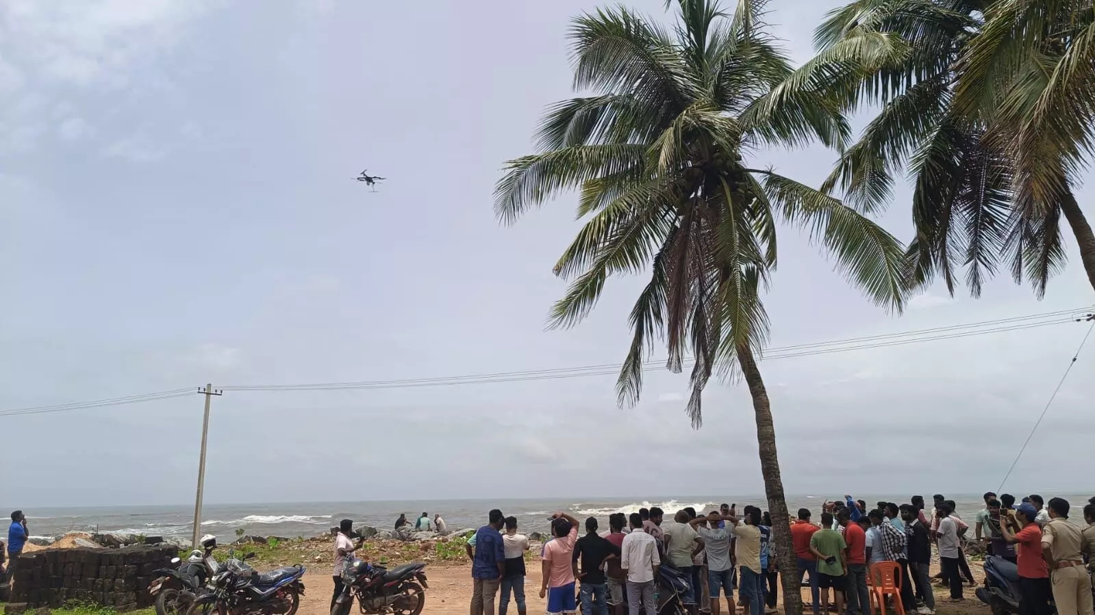 ಭಟ್ಕಳ ದೋಣಿ ದುರಂತ: 3 ದಿನ ಕಳೆದರೂ ಪತ್ತೆಯಾಗದ ಮೂವರು ಮೀನುಗಾರರು! - News Karnataka