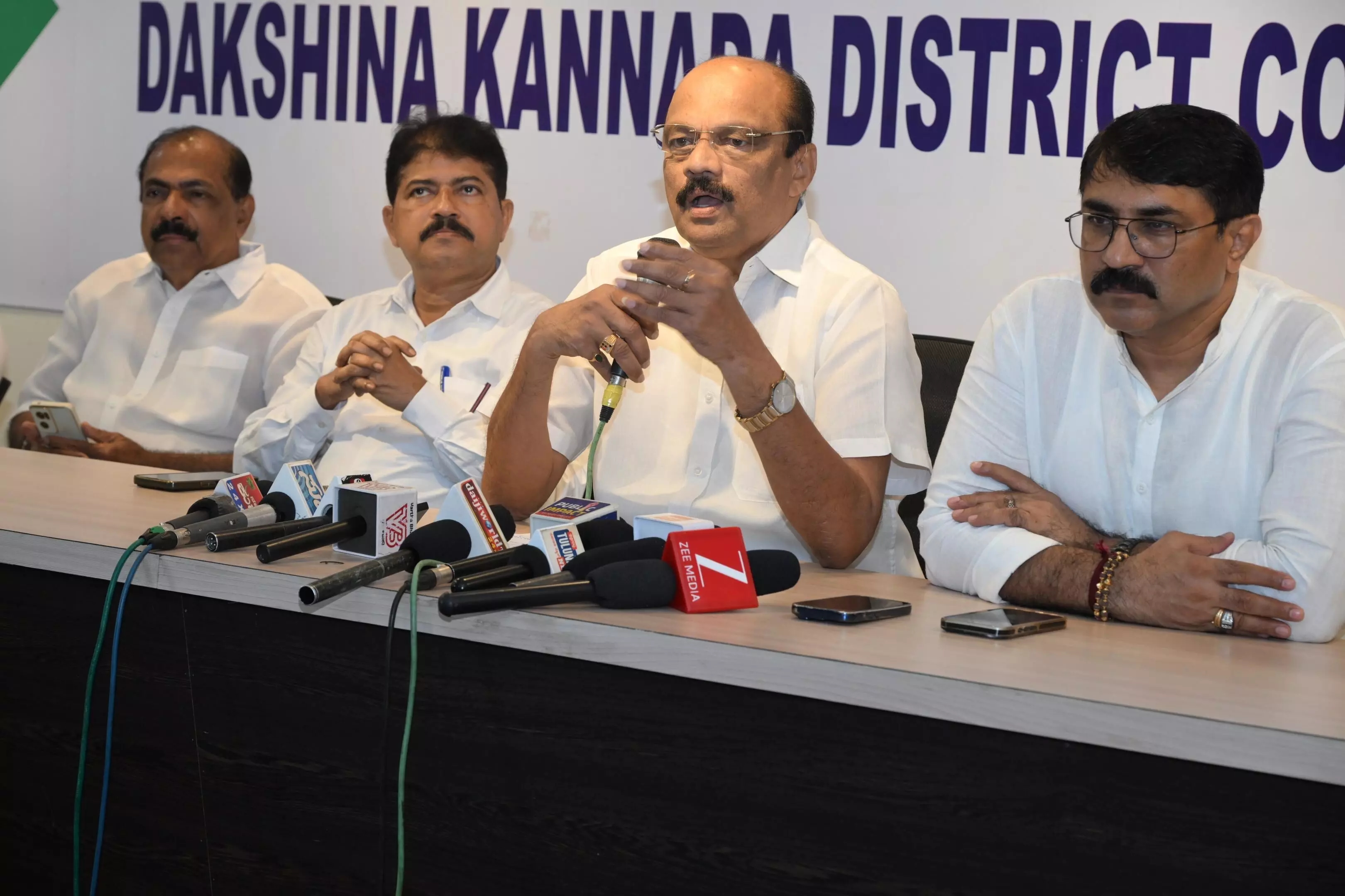 ಕೆಂಪುಕಲ್ಲು ಗಣಿಗಾರಿಕೆಯ ಬಗ್ಗೆ ಬಿಜೆಪಿಯಿಂದ ಜನರನ್ನು ದಿಕ್ಕು ತಪ್ಪಿಸುವ ಯತ್ನ: ಹರೀಶ್‌ ಕುಮಾ‌ರ್ ಆರೋಪ - News Karnataka