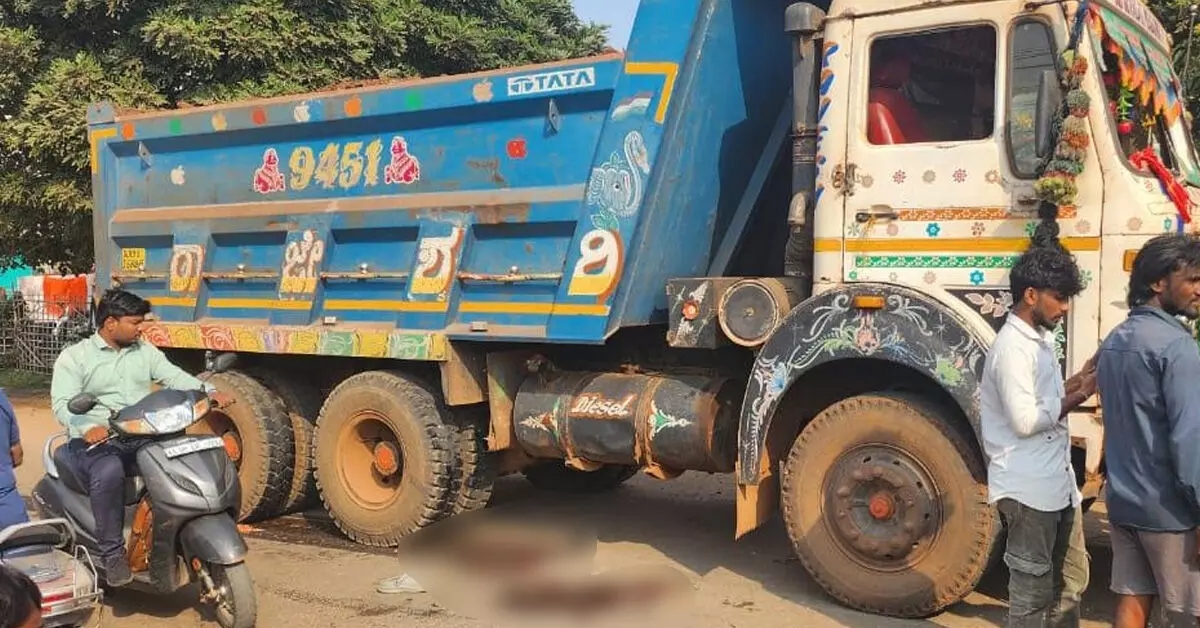 ಬೈಕ್ ಗೆ ಲಾರಿ ಢಿಕ್ಕಿ : ಮಹಿಳೆ ಗಂಭೀರ! - News Karnataka