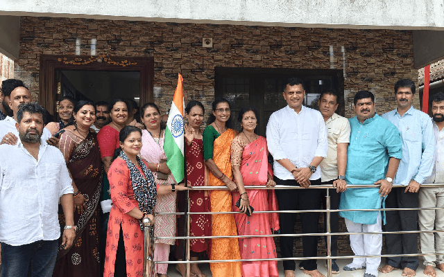 ಪಿಎಂ ಆವಾಸ್ ಫಲಾನುಭವಿಗಳ ಮನೆಗಳಲ್ಲಿ ʼಹರ್ ಘರ್ ತಿರಂಗಾʼ; ಸಂಸದ ಕ್ಯಾ. ಬ್ರಿಜೇಶ್ ಚೌಟರಿಂದ ಅಭಿಯಾನಕ್ಕೆ ಚಾಲನೆ - News Karnataka