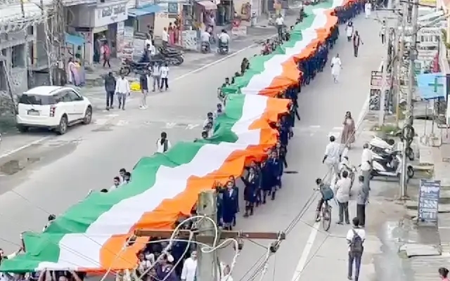 ಹಾಸನದಲ್ಲಿ 2500 ಅಡಿ ಉದ್ದದ ಭವ್ಯ ತ್ರಿವರ್ಣ ಧ್ವಜ ಪ್ರದರ್ಶನ - News Karnataka