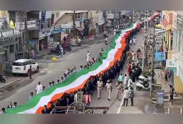 ಹಾಸನದಲ್ಲಿ 2,500 ಅಡಿ ಉದ್ದದ ರಾಷ್ಟ್ರಧ್ವಜ ಪ್ರದರ್ಶನ - News Karnataka
