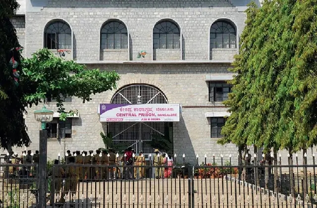 ಪರಪ್ಪನ ಅಗ್ರಹಾರ ಜೈಲಿಗೆ ಸಿಸಿಬಿ ದಾಳಿ: 18 ಮೊಬೈಲ್, ಡ್ರಗ್ಸ್, ಹಣ ಸೀಜ್​ - News Karnataka