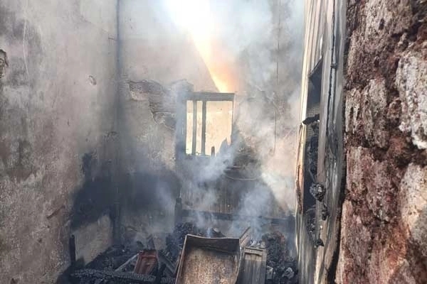 ಗ್ಯಾಸ್ ಸ್ಟವ್‌ ನಿಂದ ಬೆಂಕಿ; ಮನೆ ಸಂಪೂರ್ಣ ಭಸ್ಮ! - News Karnataka
