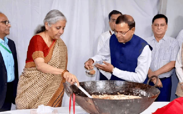 ಹಲ್ವಾ ಸಮಾರಂಭದಲ್ಲಿ ಹಣಕಾಸು ಸಚಿವೆ ನಿರ್ಮಲಾ ಸೀತಾರಾಮನ್ ಭಾಗಿ - News Karnataka