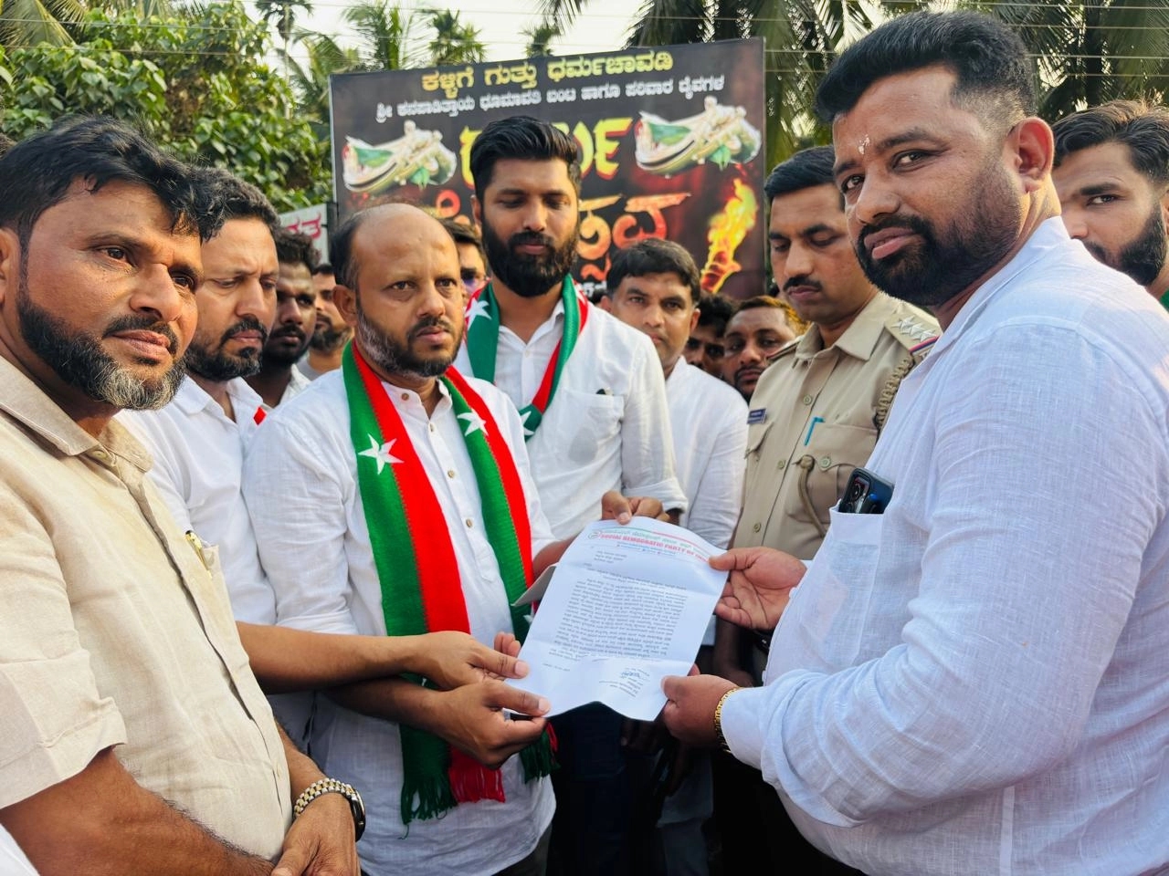 ಬ್ರಹ್ಮರಕೊಟ್ಲು ಟೋಲ್‌ಗೇಟ್‌ ಅವ್ಯವಸ್ಥೆಯ ವಿರುದ್ಧ ಬೃಹತ್ ಪಾದಯಾತ್ರೆ ಹಾಗೂ ಪ್ರತಿಭಟನೆ - News Karnataka