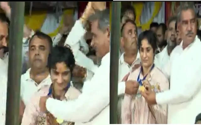 ವಿನೇಶ್ ಫೋಗಟ್  ಹುಟ್ಟೂರಿನಲ್ಲಿ ಚಿನ್ನದ ಪದಕ ಹಾಕಿ ಅದ್ದೂರಿ ಸ್ವಾಗತ - News Karnataka