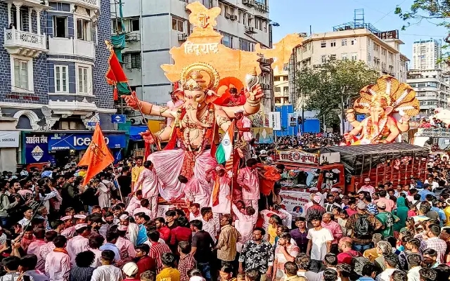 ಮುಂಬೈನಲ್ಲಿ ಗಣೇಶನಿಗೆ ಅದ್ದೂರಿ ವಿದಾಯ : 37,000 ಕ್ಕೂ ಹೆಚ್ಚು ಮೂರ್ತಿಗಳ ವಿಸರ್ಜನೆ - News Karnataka