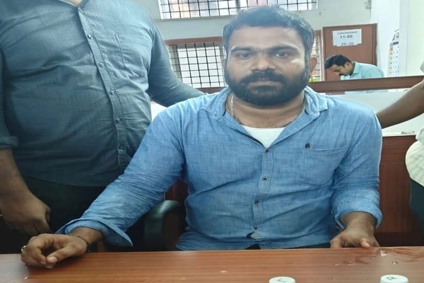 ಮಂಗಳೂರು : ಲೋಕಾಯುಕ್ತ ದಾಳಿ – ಸರ್ವೆಯರ್‌ ನಂದೀಶ್‌, ಬ್ರೋಕರ್‌ ದಿವಾಕರ್‌ ಬಂಧನ - News Karnataka
