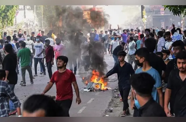 ಬಾಂಗ್ಲಾದೇಶದಲ್ಲಿ ಮುಂದುವರೆದ ವಿದ್ಯಾರ್ಥಿಗಳ ಆಕ್ರೋಶ: ಪ್ರತಿಭಟನೆ ವೇಳೆ ಜೈಲಿಗೆ ಬೆಂಕಿ - News Karnataka