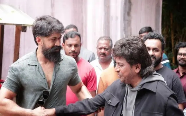 ಶಿವರಾಜ್ ಶೂಟಿಂಗ್‌ ಸೆಟ್‌ಗೆ ನಟ ಯಶ್‌ ಭೇಟಿ : ಶಿವಣ್ಣ ಗೆಟಪ್‌ಗೆ ಫ್ಯಾನ್ಸ್‌ ಫಿದಾ - News Karnataka