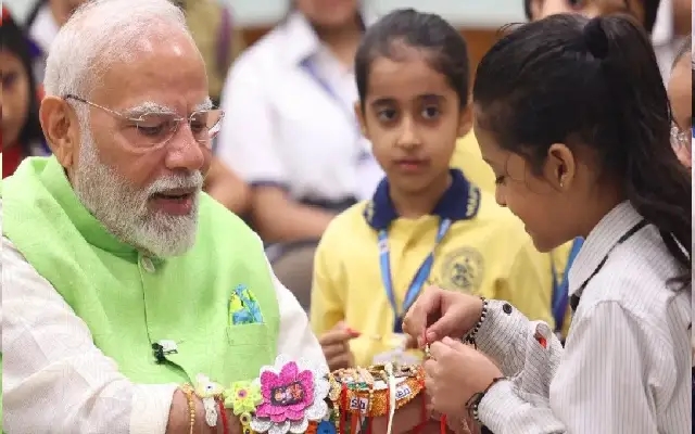 ಶಾಲೆಯಲ್ಲಿ ಪ್ರಧಾನಿ ರಕ್ಷಾ ಬಂಧನ ಆಚರಣೆ : ಮಕ್ಕಳ ನಡುವೆ ಮಗುವಂತಾದ ಮೋದಿ - News Karnataka