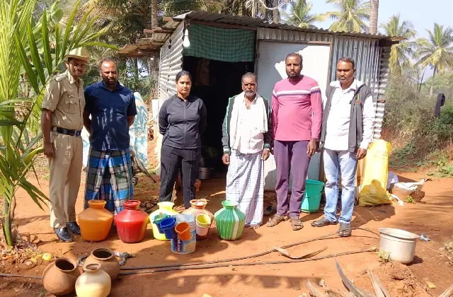 ಚಾಮರಾಜನಗರದಲ್ಲಿ ಅಕ್ರಮ ಸೇಂದಿ ವಶಕ್ಕೆ : ಆರೋಪಿಗಳ ಬಂಧನ - News Karnataka