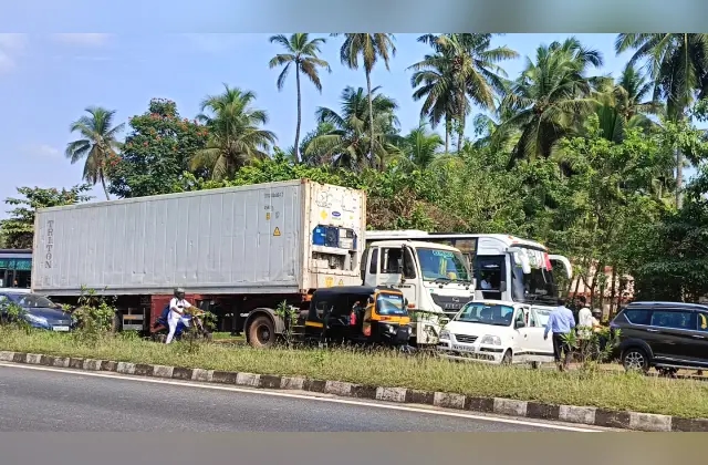 ಉಡುಪಿ: ಕಾರಿಗೆ ಕಂಟೈನರ್ ಡಿಕ್ಕಿ: ಕೂದಲೆಳೆಯಂತರದಲ್ಲಿ ಪಾರಾದ ದಂಪತಿ - News Karnataka