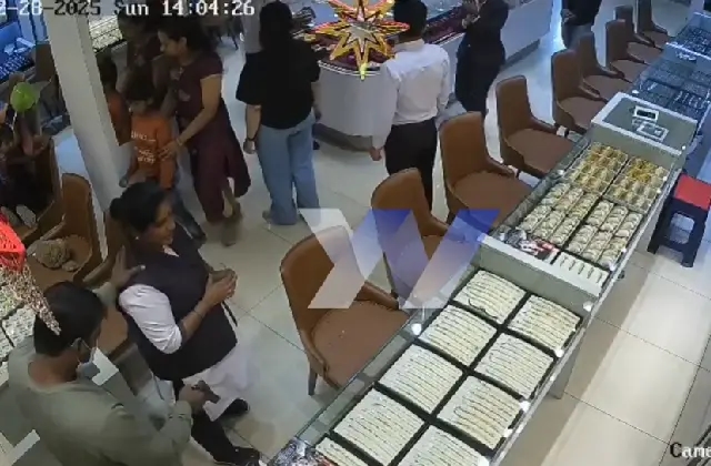 ಹುಣಸೂರಿನಲ್ಲಿ ಹಾಡುಹಗಲೇ ಚಿನ್ನಾಭರಣ ಮಳಿಗೆಗೆ ನುಗ್ಗಿ ದೋಚಿದ ಬಂದೂಕು ಧಾರಿಗಳು! - News Karnataka