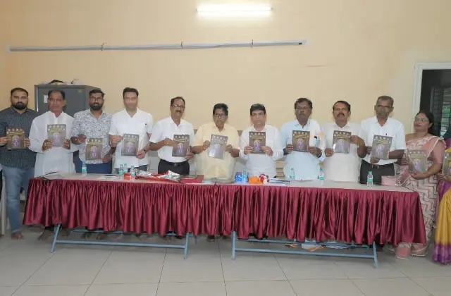3 ಕೋಟಿ ರೂ. ವೆಚ್ಚದಲ್ಲಿ ಶ್ರೀ ಮಾಧವ ಮಂಗಲ ಪೂಜಾರ್ಯರ ಬೃಹತ್ ಕಂಚಿನ ಪುತ್ಥಳಿ ನಿರ್ಮಾಣ- ಮನವಿ ಪತ್ರ, ರಶೀದಿ ಪುಸ್ತಕ ಬಿಡುಗಡೆ - News Karnataka