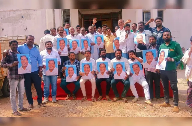 ಸಿಎಂ ದಾಖಲೆ : ಪಟ್ಟಣದಲ್ಲಿ ಪಟಾಕಿ ಸಿಡಿಸಿ ಸಡಗರ, ಬಿರಿಯಾನಿ ವಿತರಿಸಿದ ಅಭಿಮಾನಿಗಳು - News Karnataka