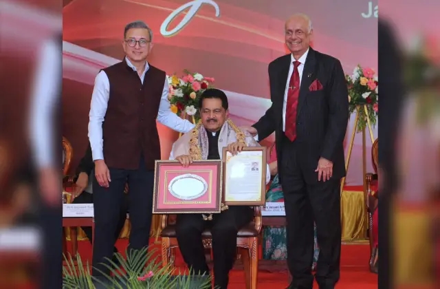 ಡಾ. ತುಂಬೆ ಮೊಯ್ದೀನ್ ಅವರಿಗೆ ಮಣಿಪಾಲ್ ಅಕಾಡೆಮಿ ಆಫ್ ಹೈಯರ್ ಎಜುಕೇಶನ್ ವತಿಯಿಂದ ಹೊಸ ವರ್ಷದ ಪ್ರಶಸ್ತಿ 2026 - News Karnataka