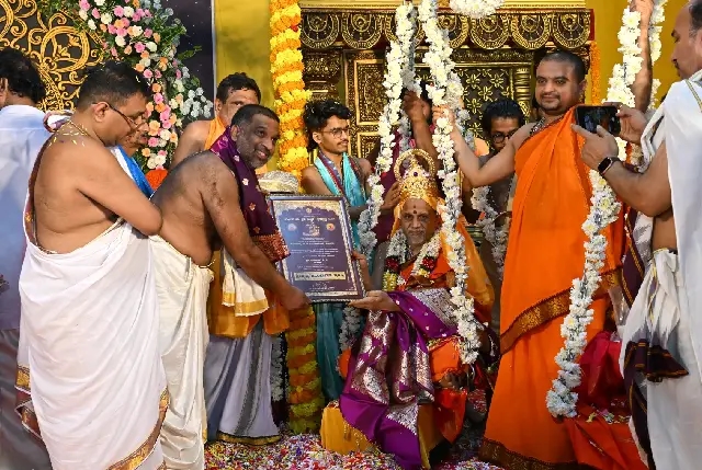 ಪುತ್ತಿಗೆ ಮಠದ ಶ್ರೀ ಸುಗುಣೇಂದ್ರತೀರ್ಥ ಶ್ರೀಪಾದರಿಗೆ ಯತಿಕುಲ ಚಕ್ರವರ್ತಿ ಬಿರುದು ಪ್ರದಾನ - News Karnataka